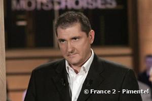 Yves Calvi présente "Mots croisés"