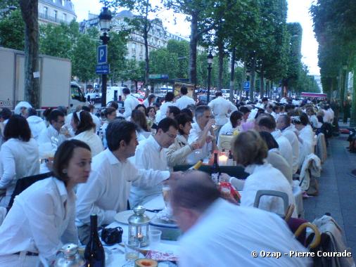 Happening : pique-nique surprise sur les Champs-Elysées (12/06/08)