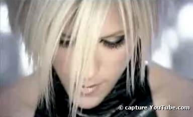 Lorie dans le clip de "Un Garçon"