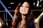 Natasha St Pier et sa pochette trop sexy... (vidéo)