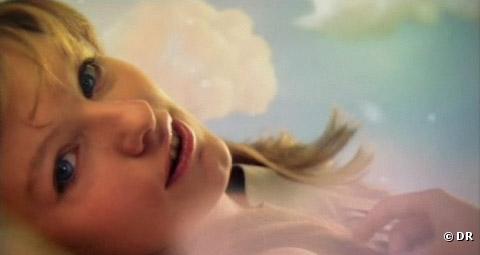 Marina dans le clip de "Tout Me Revient"
