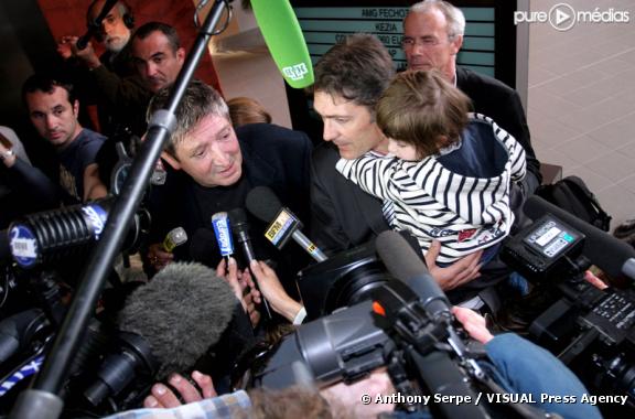 Jean-Michel André et sa fille Elise entourés de journalistes