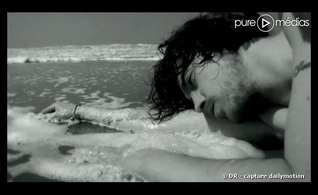 Julien Doré dans le clip des "Bords de Mer"
