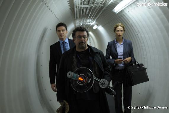 Eddie McClintock, Saul Rubinek et Joanne Kelly dans "Warehouse 13"