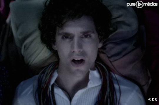 Mika dans le clip de "Rain"