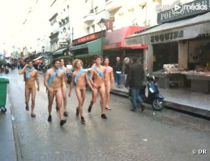 De jeunes militants UMP nus dans les rues de Paris