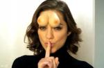 Vidéobuzz : Marion Cotillard a les seins... sur le visage !