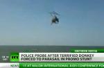 Un âne faisant du parachute choque la Russie (vidéo)