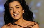 Jenifer chante devant une salle presque vide