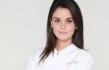 C'est d'abord à la médecine que se destine Tabata Bonardi, jeune femme de 33 ans d'origine brésilienne. Elle fait même deux ans d'études de médecine à Rio avant de décrocher un petit stage d'une semaine dans un restaurant, qui la convainc de tout plaquer pour se lancer dans la cuisine. Elle s'inscrit ensuite à l'institut Paul Bocuse à Lyon où elle rencontre son futur mari, avant de décrocher un poste dans le restaurant de Nicolas LeBec. En 2010, elle atteint les demi-finales du concours du Meilleur Ouvrier de France.