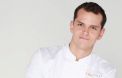 Passionné et très charmeur, Juan Arbelaez est né en Colombie il y a 23 ans mais déménage il y a quatre ans pour venir apprendre le métier de cuisinier en France. Il laisse derrière lui amis et famille et souhaite remporter "Top Chef" pour leur prouver qu'il n'est pas parti pour rien. Cet amoureux de la cuisine française s'est même fait tatouer le mot "Addicto" dans le dos.