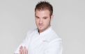 Timide et un peu renfermé sur lui-même quand il est enfant, Julien Burbaud a aujourd'hui 27 ans et a surmonté de nombreux obstacles. Persuadé depuis tout petit qu'il sera cuisinier, il regarde des émissions de cuisine à la télé qui le confortent dans son choix. Son apprentissage est difficile face à des chefs qui le démotivent mais Julien s'obstine et s'il connaît aujourd'hui le succès, il garde un côté revanchard et veut prouver qu'il mérite sa place.