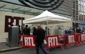 Les équipes de tournage de "Top Chef" se déploient devant les studio RTL.
