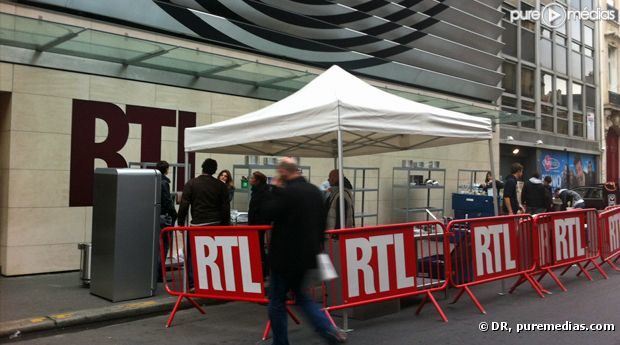 Les équipes de tournage de "Top Chef" se déploient devant les studio RTL.
