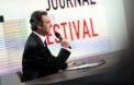Michel Denisot présente le "Grand journal de Canal +" depuis Cannes