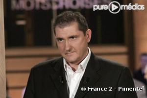 Yves Calvi présente "Mots croisés"