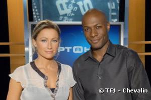 Anne-Sophie Lapix et Harry Roselmack sur le plateau de "Sept à Huit"