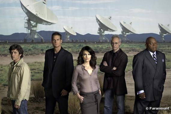  Robert Patrick Benedict, Brian Van Holt, Carla Gugino, Brent Spiner, Charles S. Dutton dans la série "Threshold : premier contact".