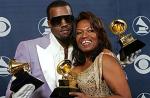 Kanye West pleure le décès de sa mère sur scène (vidéo)