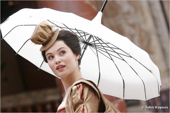 Gemma Arterton est Rosaline dans la pièce "Love's Labour's Lost"