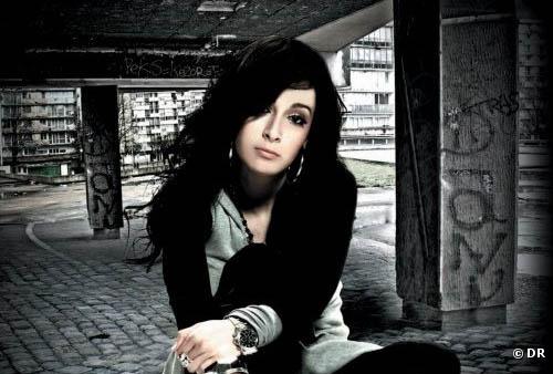Kenza Farah sur la pochette de son premier album