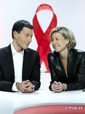Marc-Olivier Fogiel et Claire Chazal, réunis contre le sida sur Pink TV en 2005.