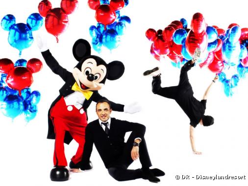 Nikos Aliagas aux côtés de Mickey
