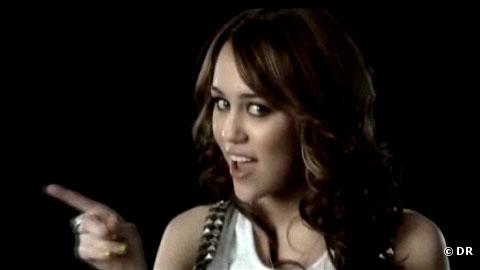 Miley Cyrus dans le clip de "Fly on the Wall"