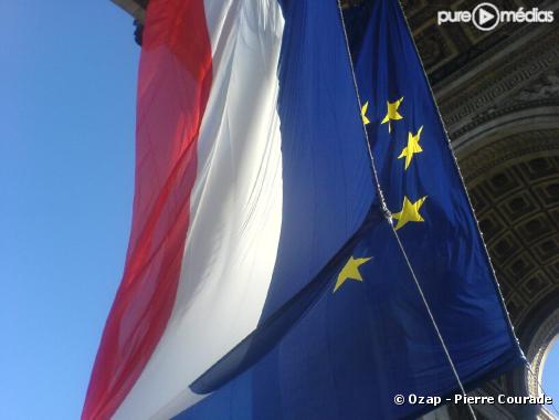 Drapeaux de l'Union européenne et de la France sous l'Arc de Triomphe le 30/06/08.