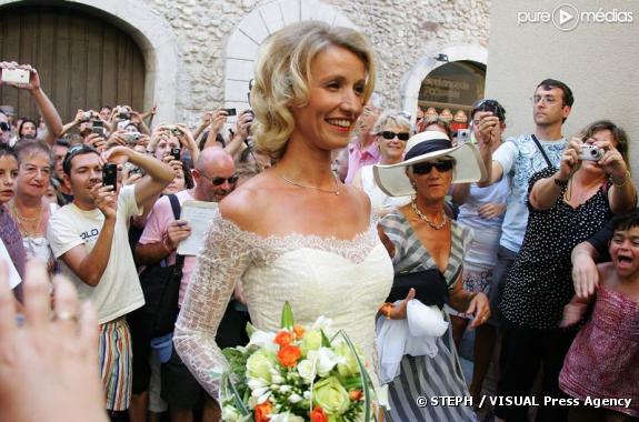Alexandra Lamy arrive à la mairie d Anduze