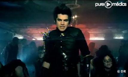 Adam Lambert dans le clip de "For Your Entertainment"