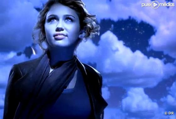 Miley Cyrus dans le clip de "The Climb"