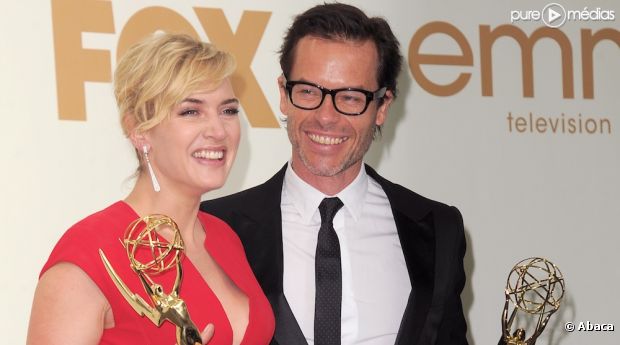 Kate Winslet et Guy Pearce après leur victoire aux Emmy Awards 2011