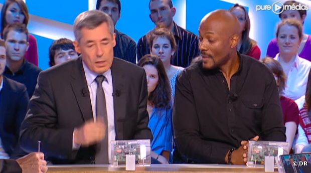 Henri Guaino et Harry Roselmack sur le plateau du "Grand Journal" de Canal +.
