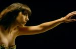 Clip : Nolwenn Leroy se fait attaquer par un oiseau sur le "Sixième continent"