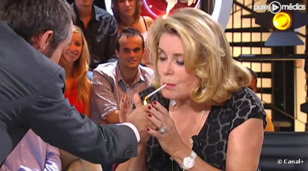 Yann Barthès et Catherine Deneuve fument sur Canal+, le 29 août 2011.