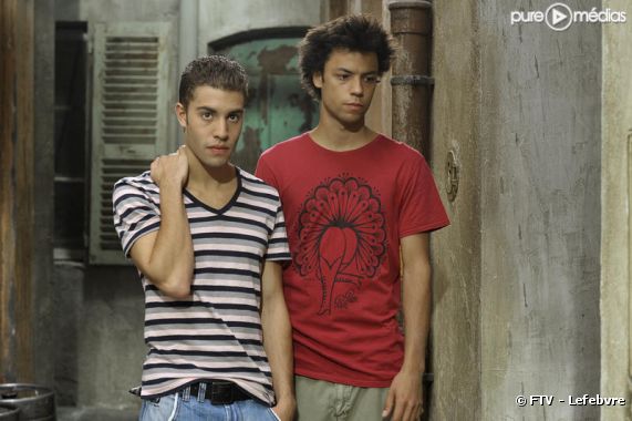 Marwan Berreni (Abdel) et Audric Chapus (Raphaël) dans le feuilleton "Plus belle la vie" sur France 3