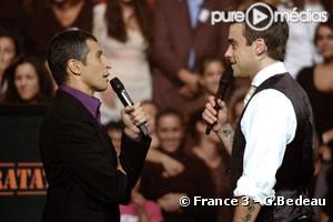 Nagui reçoit Robbie Williams dans "Taratata" (diffusion le 8 décembre 2005)