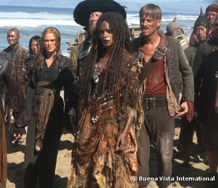 Keira Knightley, Geoffrey Rush, Naomie Harris et Mackenzie Crook dans "Pirates des Caraïbes, jusqu'au bout du monde"