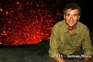 Denis Brogniart devant le volcan Yasur pour Koh-Lanta 6