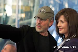 Steven Spielberg aux côtés de Catherine Zeta-Jones sur le tournage de "Le Terminal".