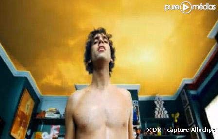 Mika dans le clip de "We Are Golden"
