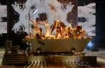 X Factor UK : Lady GaGa amène... sa salle de bains ! (vidéo)