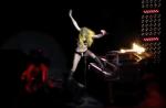 Lady Gaga chute lourdement en plein milieu d'un concert