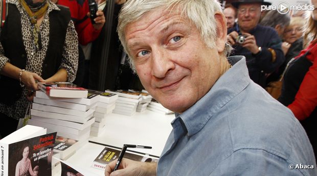 Patrick Sébastien dédicace son livre, en 2009.
