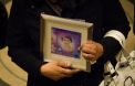 Une femme porte un portrait de Jacintha Saldanha, l'infirmière retrouvée pendue, lors de sa veillée funèbre le 14 décembre 2012.