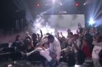 Le chanteur Miguel saute et tombe dans le public aux Billboard Music Awards
