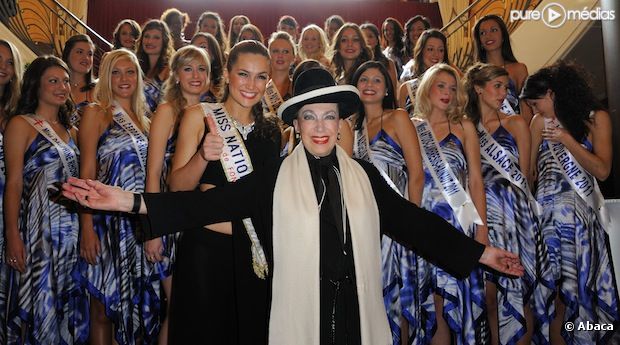 Geneviève de Fontenay et les candidates de "Miss Prestige National 2012"