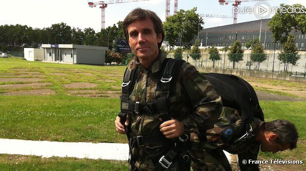 http://static1.ozap.com/articles/5/45/42/75/@/4462425-david-pujadas-a-saute-en-parachute-diapo-1.jpg