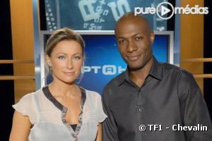 Anne-Sophie Lapix et Harry Roselmack sur le plateau de "Sept à Huit"